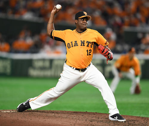 巨人対中日　8回表から登板した巨人デラロサ（撮影・横山健太）