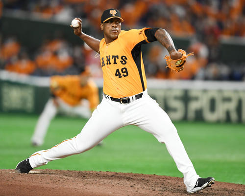 巨人対中日　9回表から登板した巨人ビエイラ（撮影・横山健太）