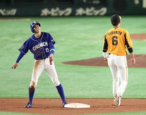 巨人対中日　1回表中日無死一塁、二盗に失敗し悔しがる高松（撮影・河野匠）