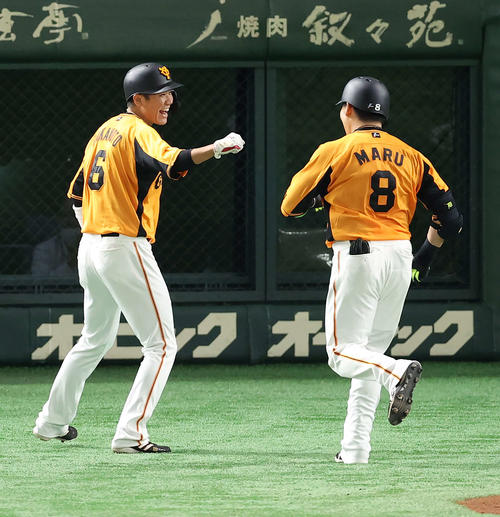 巨人対中日　4回裏巨人無死一塁、左越え2点本塁打を放った丸（右）を笑顔で迎える坂本（撮影・河野匠）