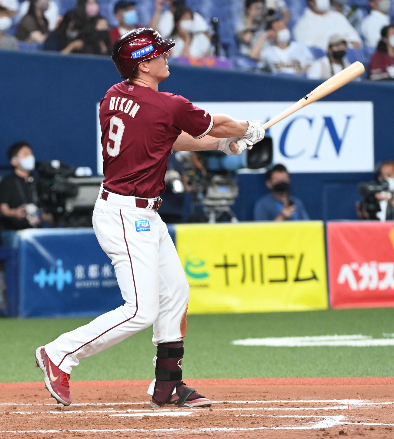 オリックス対楽天　9回表楽天無死、ディクソンは左中間に本塁打を放つ（撮影・前岡正明）