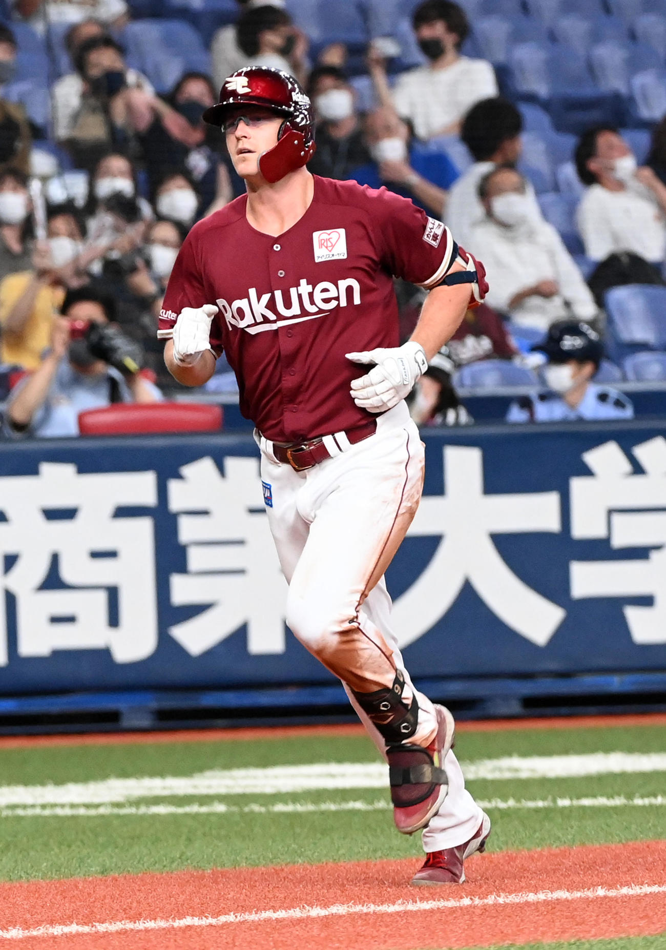 オリックス対楽天　9回表楽天無死、ディクソンは左中間に本塁打を放ち本塁へ向かう（撮影・前岡正明）