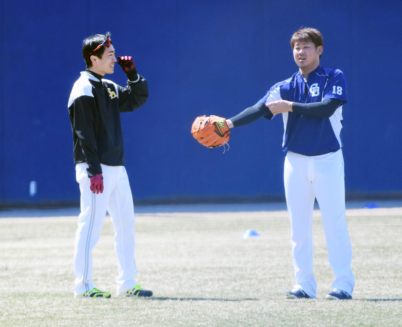 笑顔で話すソフトバンク和田（左）と中日松坂（19年4月9日撮影）