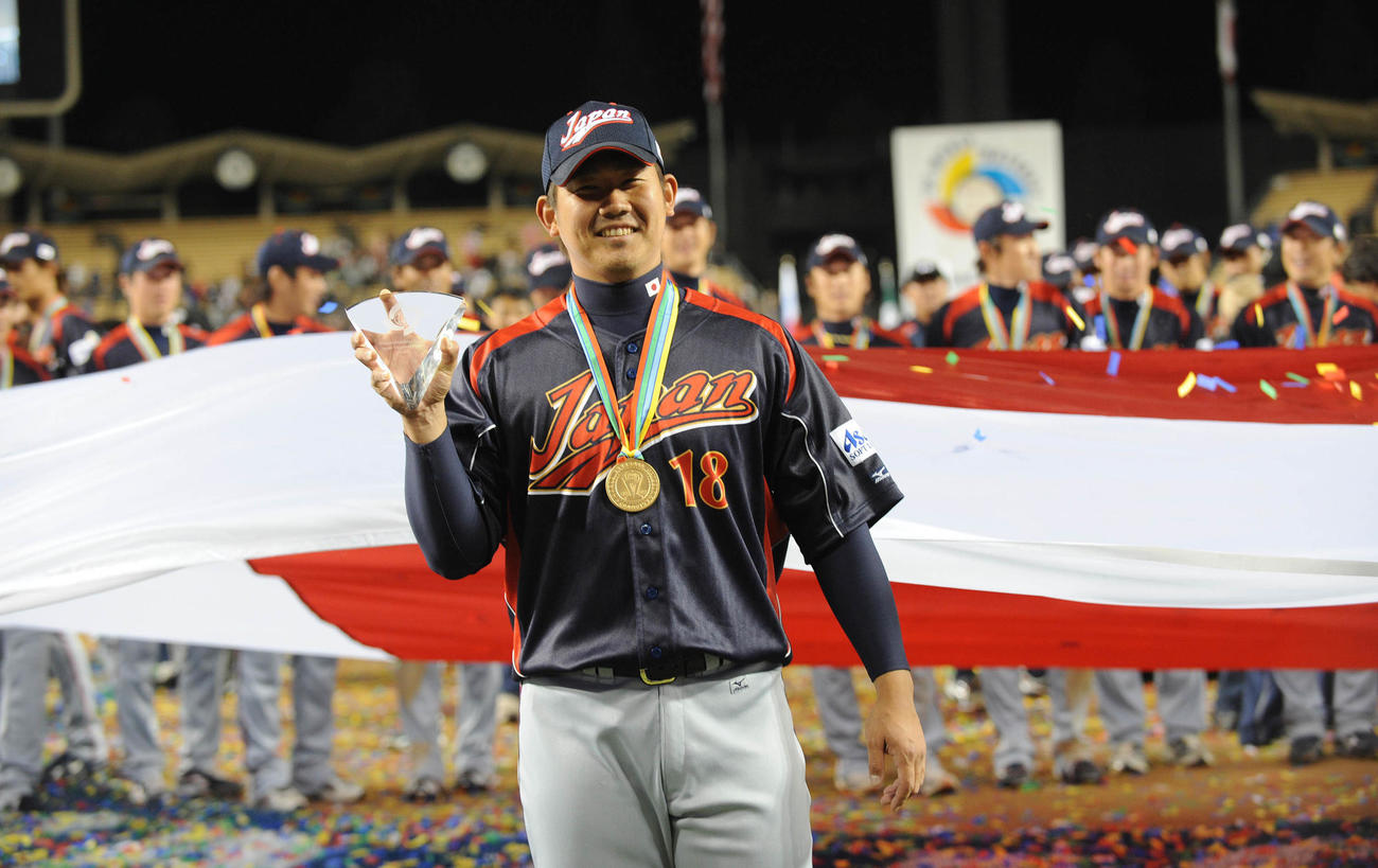 09年３月、ＷＢＣ２連覇を達成し、ＭＶＰに選ばれた松坂大輔は、満面の笑みで記念たてを手にする