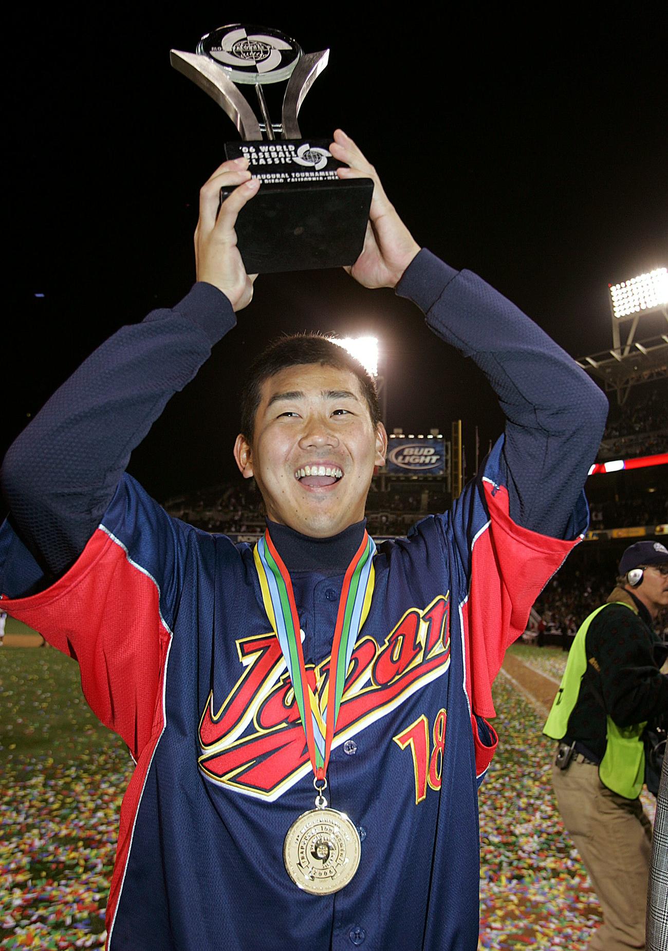 06年3月、WBC決勝でキューバを下し、MVPに選ばれ喜ぶ松坂