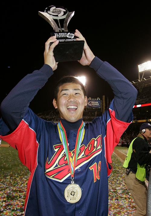 06年3月、WBC決勝でキューバを下し、MVPに選ばれ喜ぶ松坂