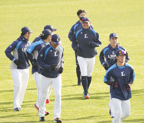21年2月　西武キャンプ　ウオーミングアップで笑顔の西武松坂大輔（右から3人目）