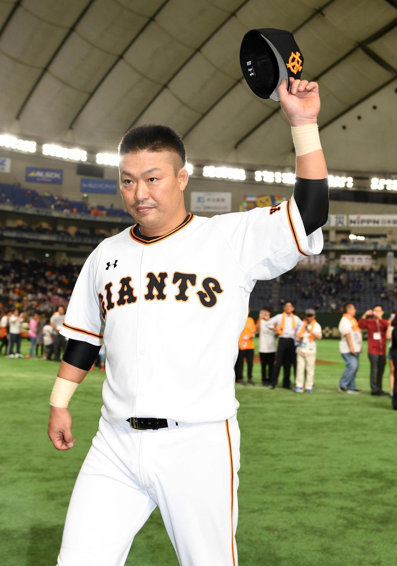 ファンの声援に応え球場を後にする巨人村田（2017年9月27日撮影）