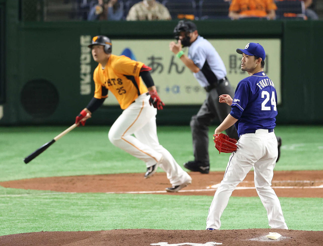 巨人対中日　2回裏巨人無死、岡本和（後方）に右越え本塁打を浴び、打球を見つめる福谷（撮影・河野匠）