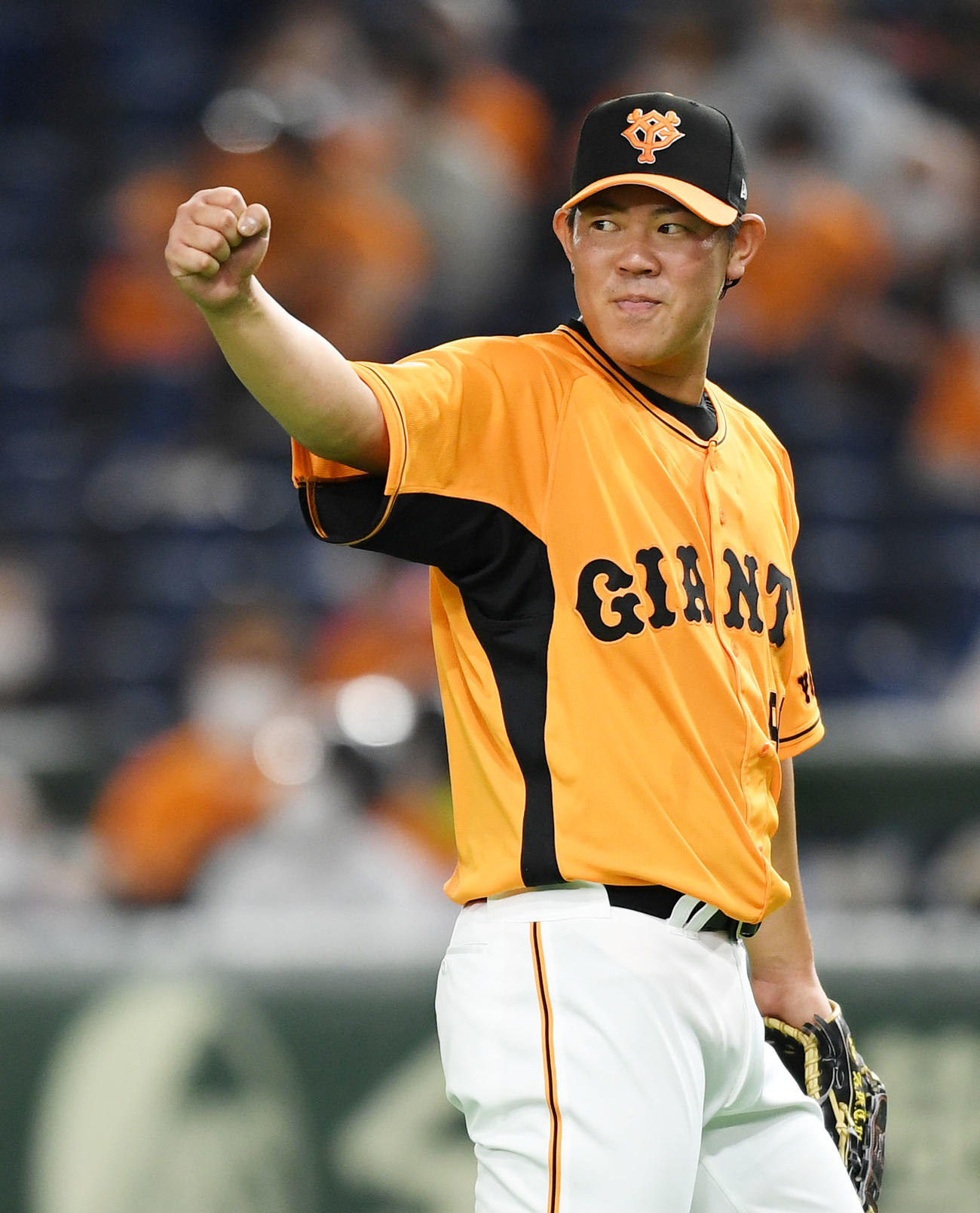 巨人対中日　4回表を無失点に抑えた巨人山口は好守をした坂本に向けガッツポーズ（撮影・横山健太）
