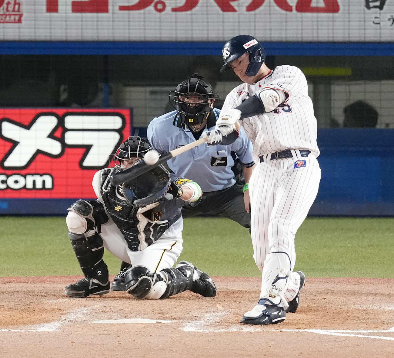 ヤクルト対阪神　8回裏ヤクルト1死二塁、勝ち越しの左適時二塁打を放つ渡辺（撮影・菅敏）