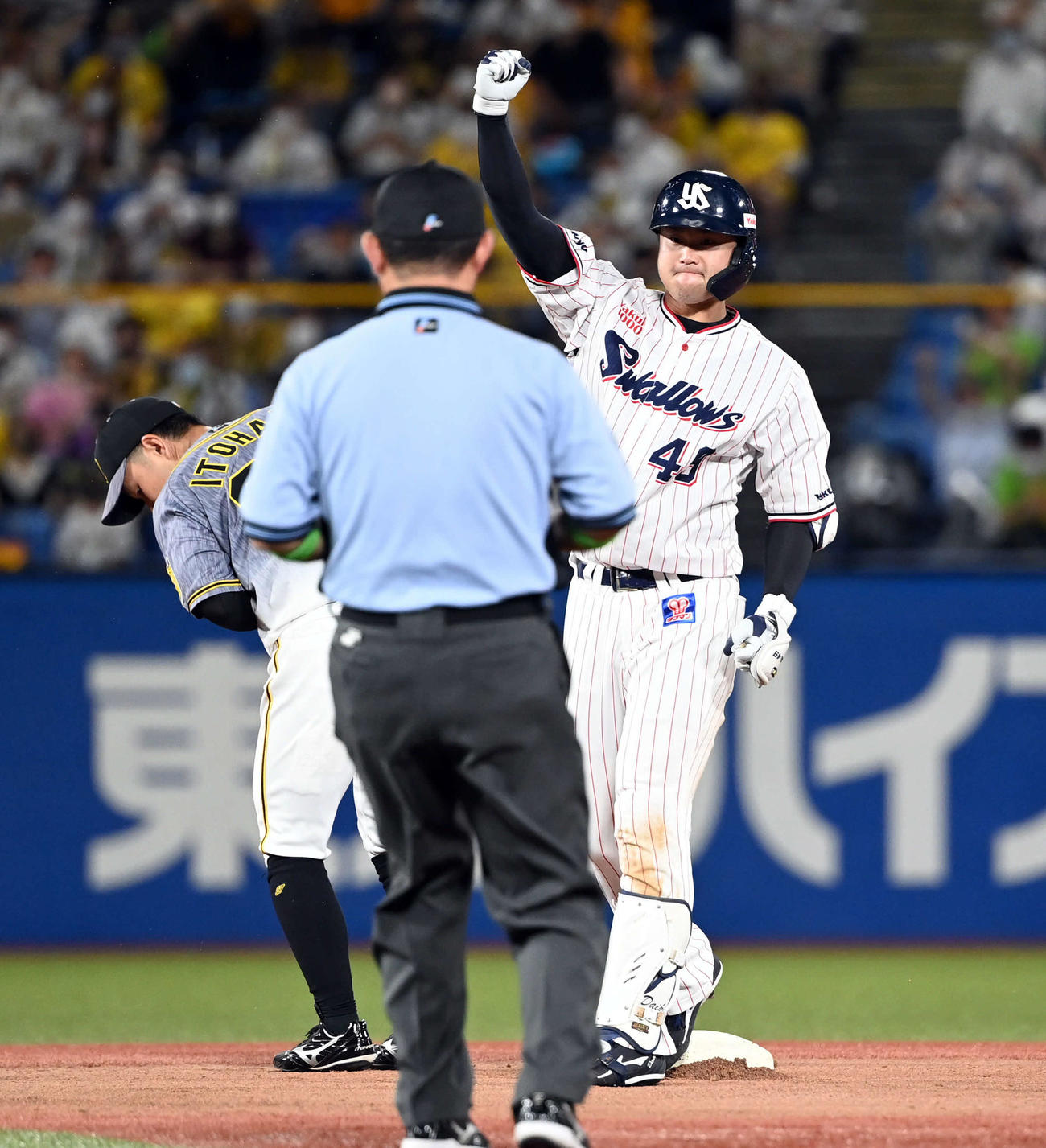 ヤクルト対阪神　8回裏ヤクルト1死二塁、勝ち越しの適時二塁打を放ちガッツポーズを決める渡辺（撮影・たえ見朱実）
