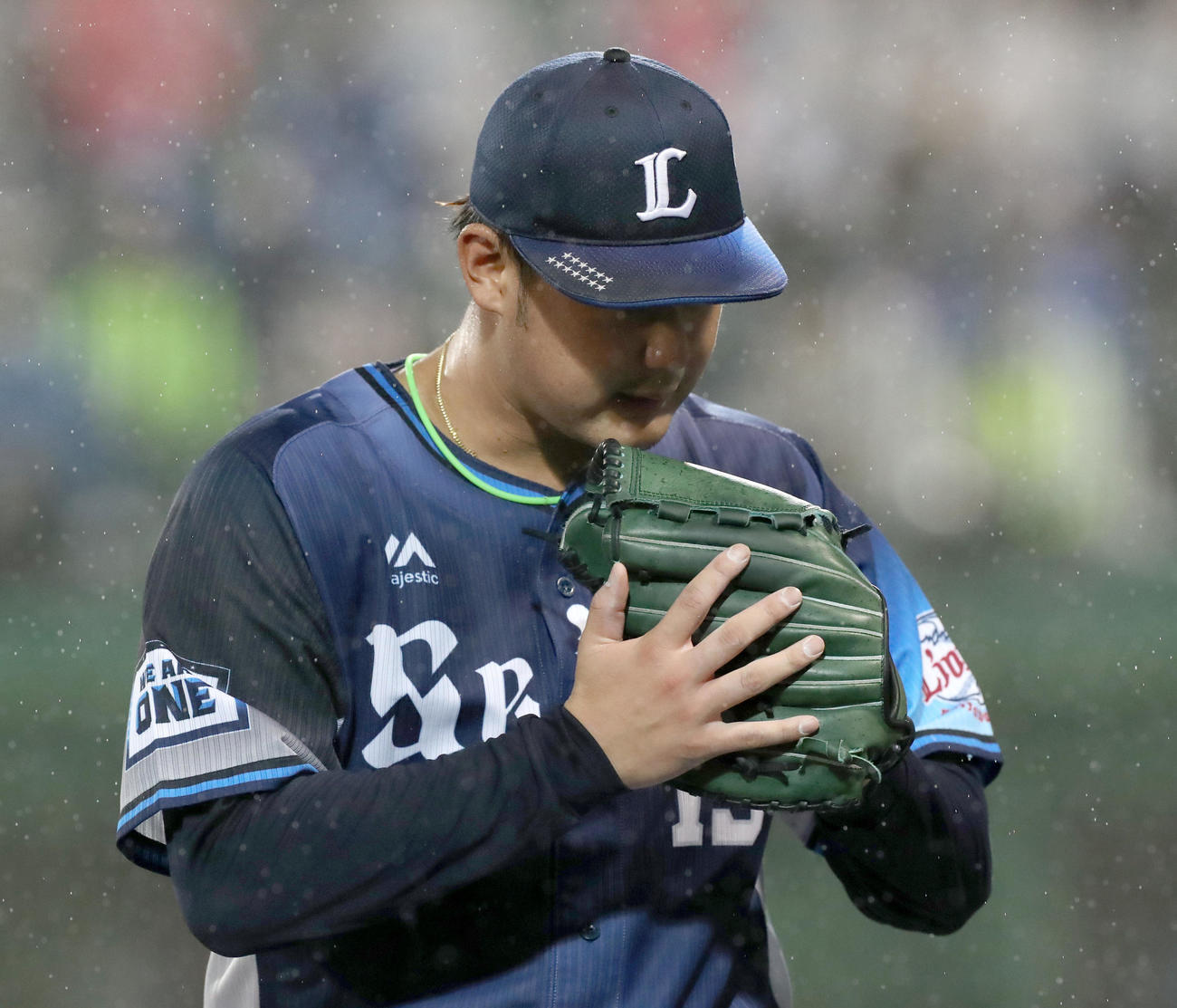 日本ハム対西武　6回裏を無失点に抑えグラブをたたきながらベンチに戻る西武高橋光成（撮影・佐藤翔太）