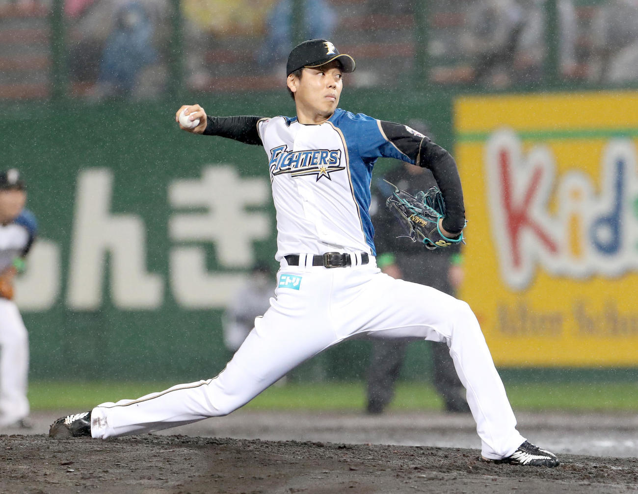 日本ハム対西武　9回から登板する日本ハム杉浦（撮影・佐藤翔太）