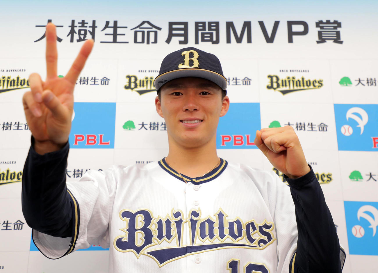 6月の投手部門の月間MVPを受賞、笑顔を見せる山本
