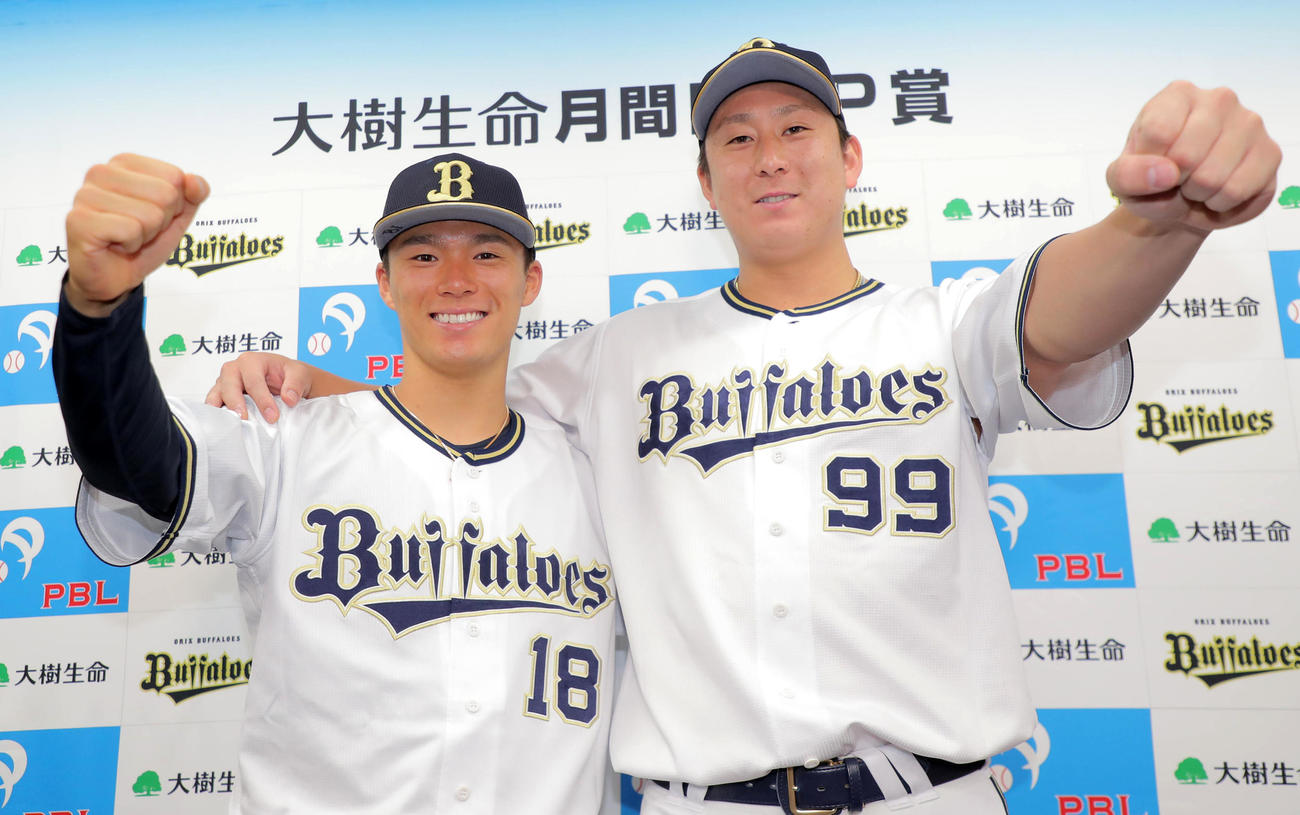 6月の月間MVP投手部門の山本（左）と打者部門の杉本は笑顔でガッツポーズ
