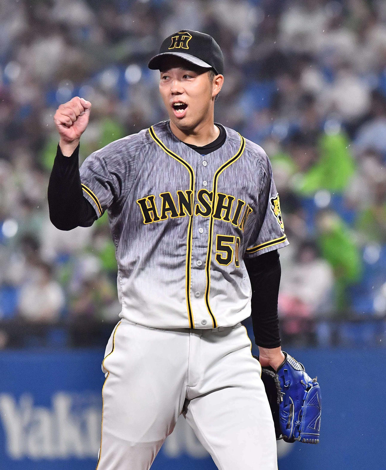 ヤクルト対阪神　ヤクルト打線を8回無失点に抑えガッツポーズを見せる青柳（撮影・上田博志）