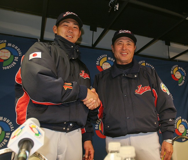 06年WBC、試合後の会見で握手する松坂大輔（左）と王貞治監督