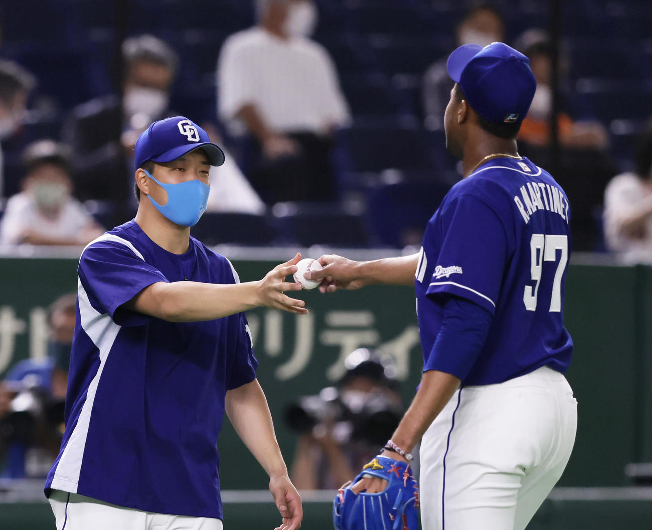 巨人対中日　8回無失点で勝利を挙げた中日柳（左）はR・マルティネスから勝利球を受け取る（撮影・足立雅史）