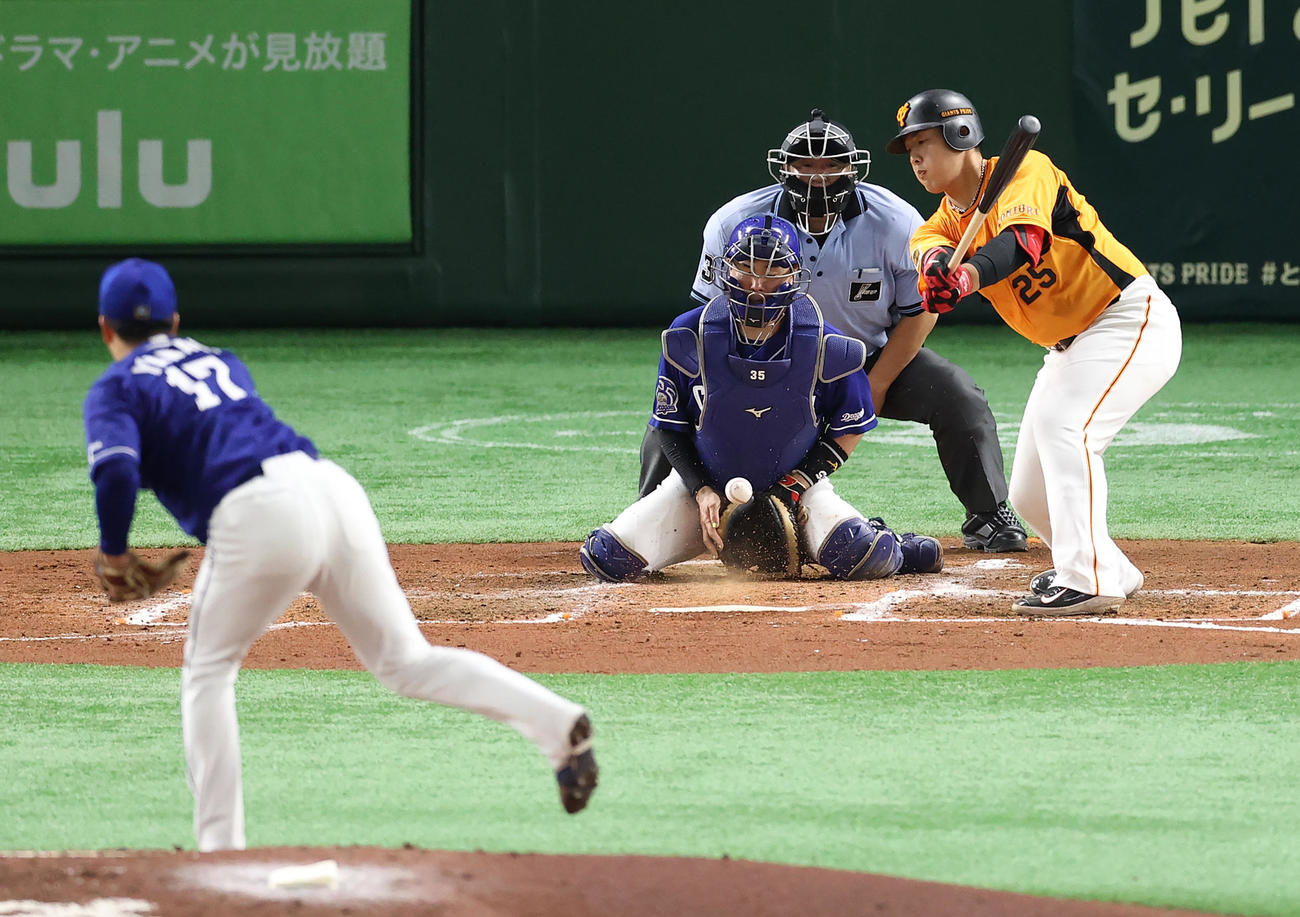 巨人対中日　4回裏巨人無死、空振り三振に倒れる岡本和。投手柳（撮影・河野匠）
