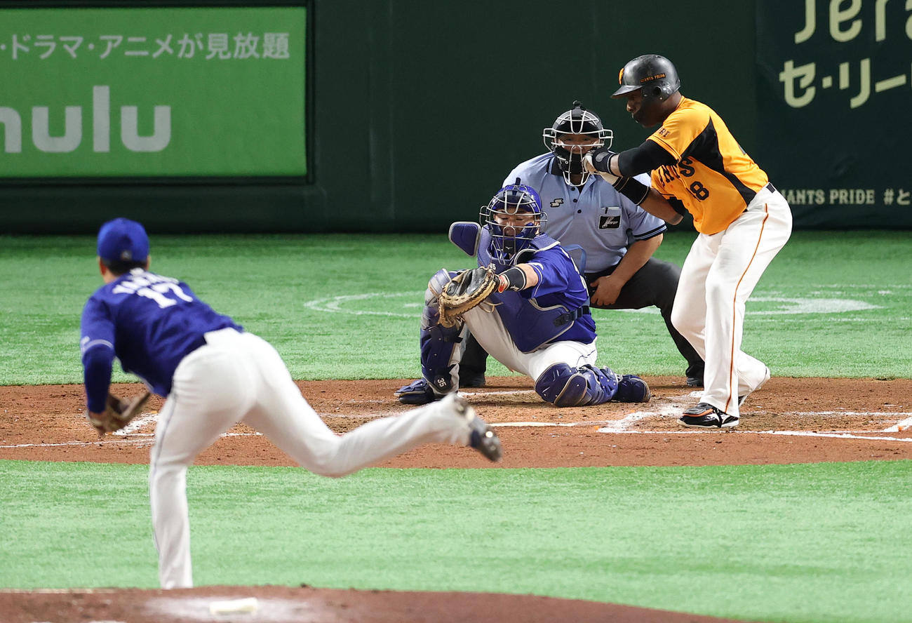 巨人対中日　4回裏巨人無死、見逃し三振に倒れるウィーラー。投手柳（撮影・河野匠）