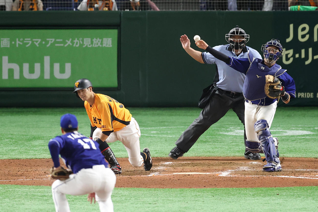 巨人対中日　8回裏巨人1死一塁、湯浅の二盗を阻止する木下拓（撮影・河野匠）