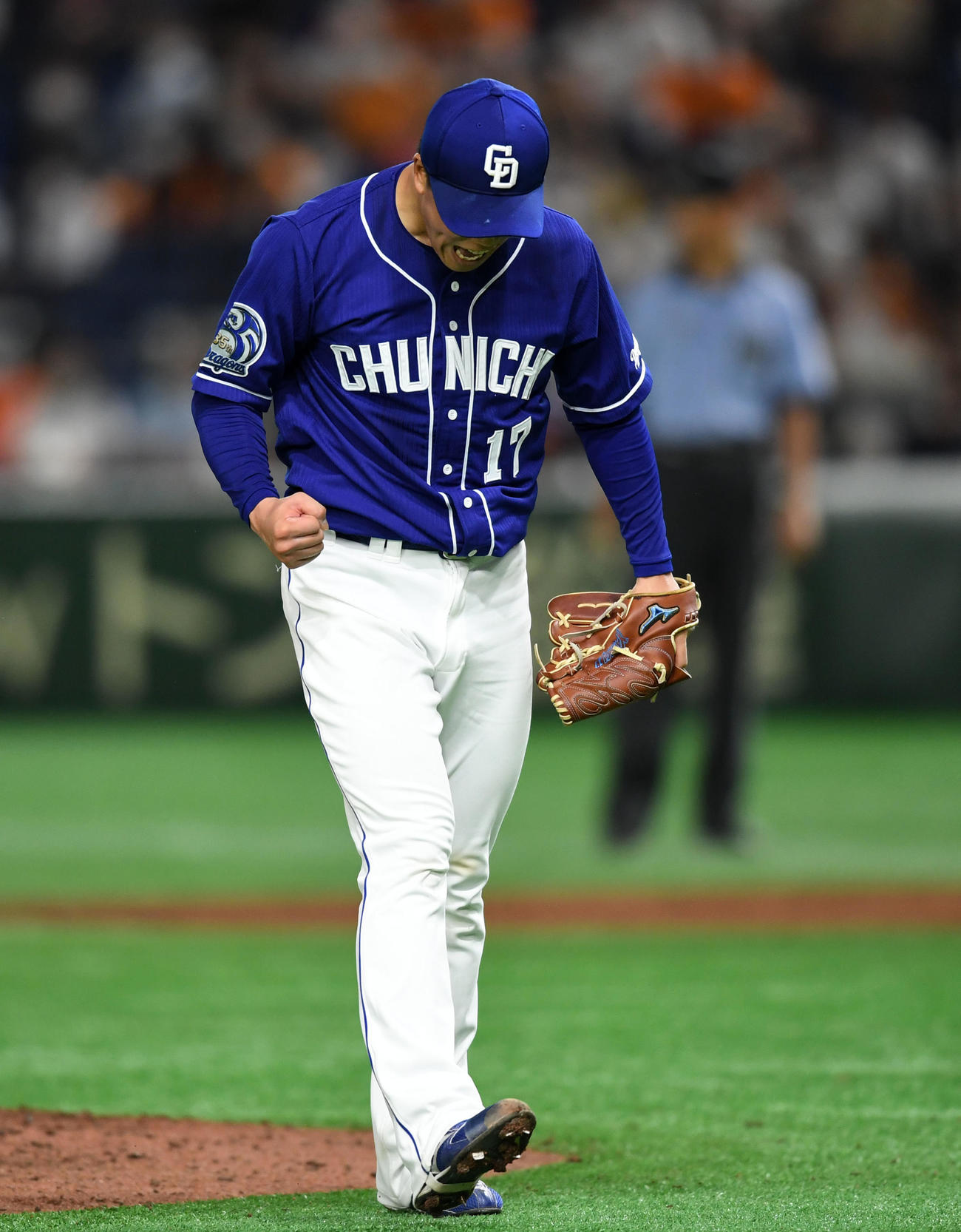 巨人対中日　8回裏を無失点に抑え雄たけびを上げる中日柳（撮影・横山健太）