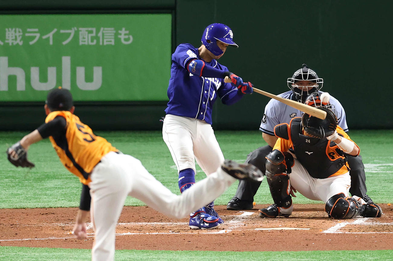 巨人対中日　3回表中日1死二塁、先制の適時打を放つ京田。投手直江（撮影・河野匠）