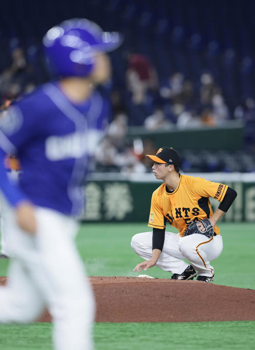 巨人対中日　3回表中日無死、根尾（左）に四球を与える直江（撮影・足立雅史）
