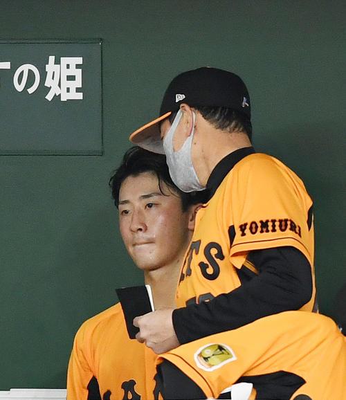巨人対中日　3回表途中で降板し、ベンチで巨人桑田コーチ（右）と会話を交わす直江（撮影・横山健太）