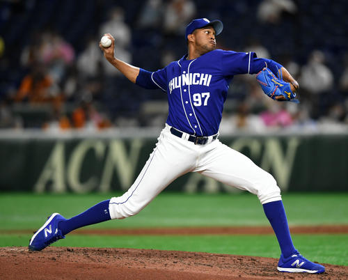 巨人対中日　9回裏から登板した中日R・マルティネス（撮影・横山健太）