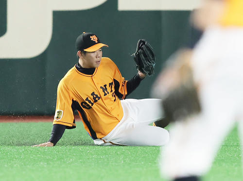 巨人対中日　8回表中日2死一塁、大島の打球を好捕する左翼手松原（撮影・足立雅史）