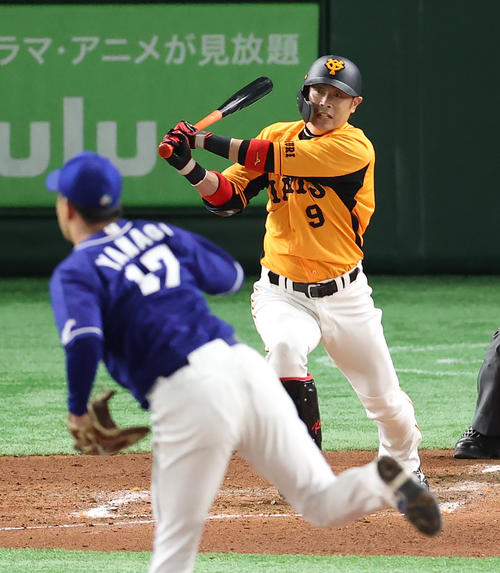 巨人対中日　8回裏巨人無死、右前打を放つ亀井。投手柳（撮影・河野匠）