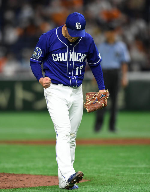 巨人対中日　8回裏を無失点に抑え雄たけびを上げる中日柳（撮影・横山健太）