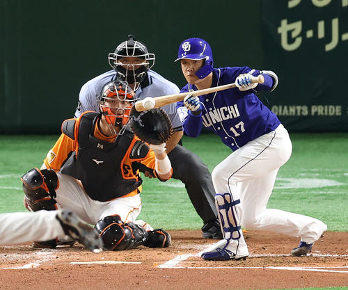 巨人対中日　3回表中日無死一塁、送りバントを決める柳（撮影・河野匠）