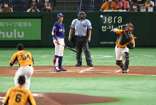 巨人対中日　3回表中日1死一塁、京田の二盗を阻止する大城（撮影・河野匠）