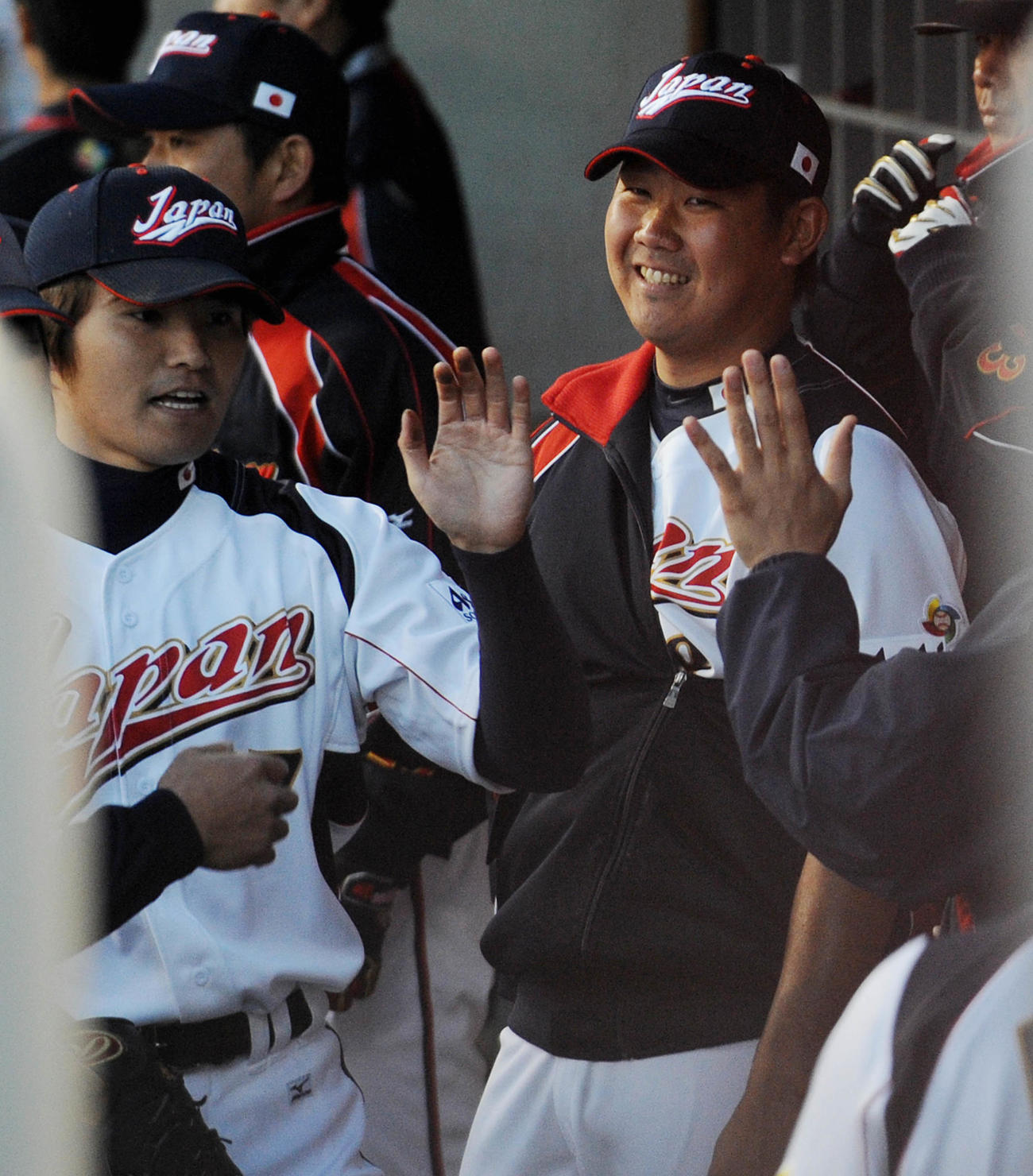 WBC準決勝　日本対米国　5回表2死一、二塁の場面に2番手として登板し、米国打者ダンを三振に仕留めた杉内俊哉（左）を笑顔で迎える先発の松坂大輔（2009年3月22日撮影）