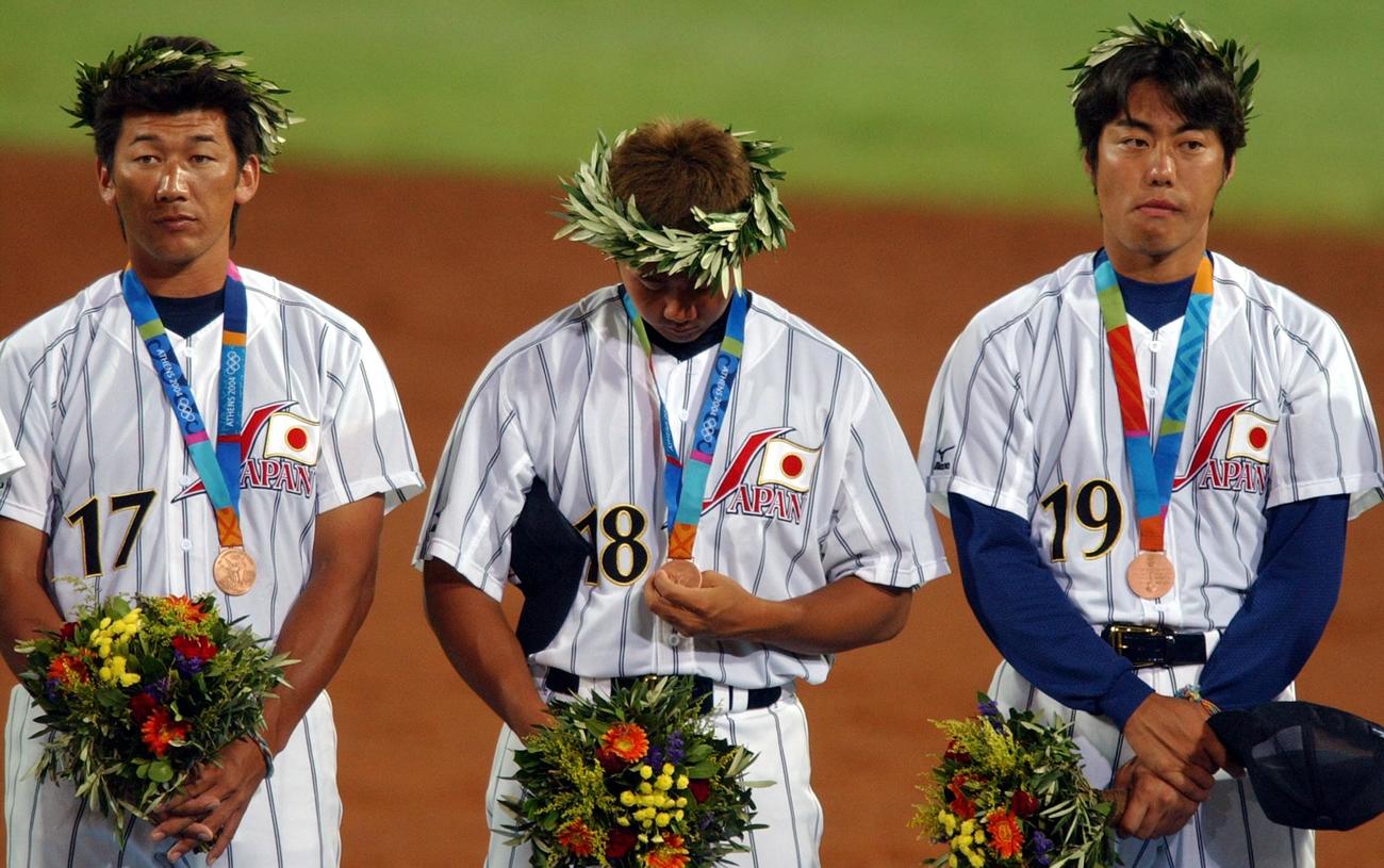 04年8月　アテネ五輪野球表彰　胸に下げた銅メダルをジッと見つめる松坂大輔。左は三浦大輔、右は上原浩治