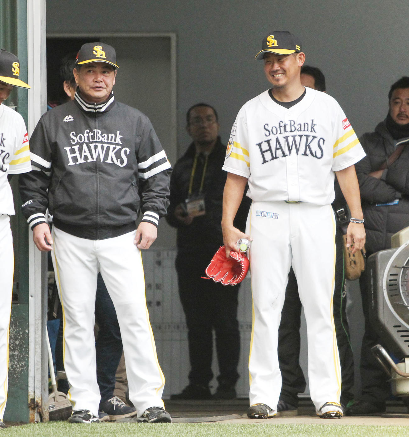 17年2月　ブルペンで工藤監督（左）と笑顔で話す松坂