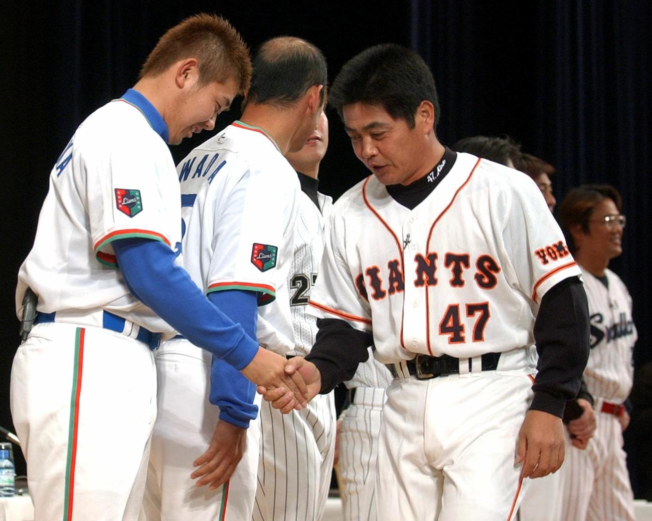 04年　松坂大輔（左）と工藤公康はステージの上でがっちり握手する