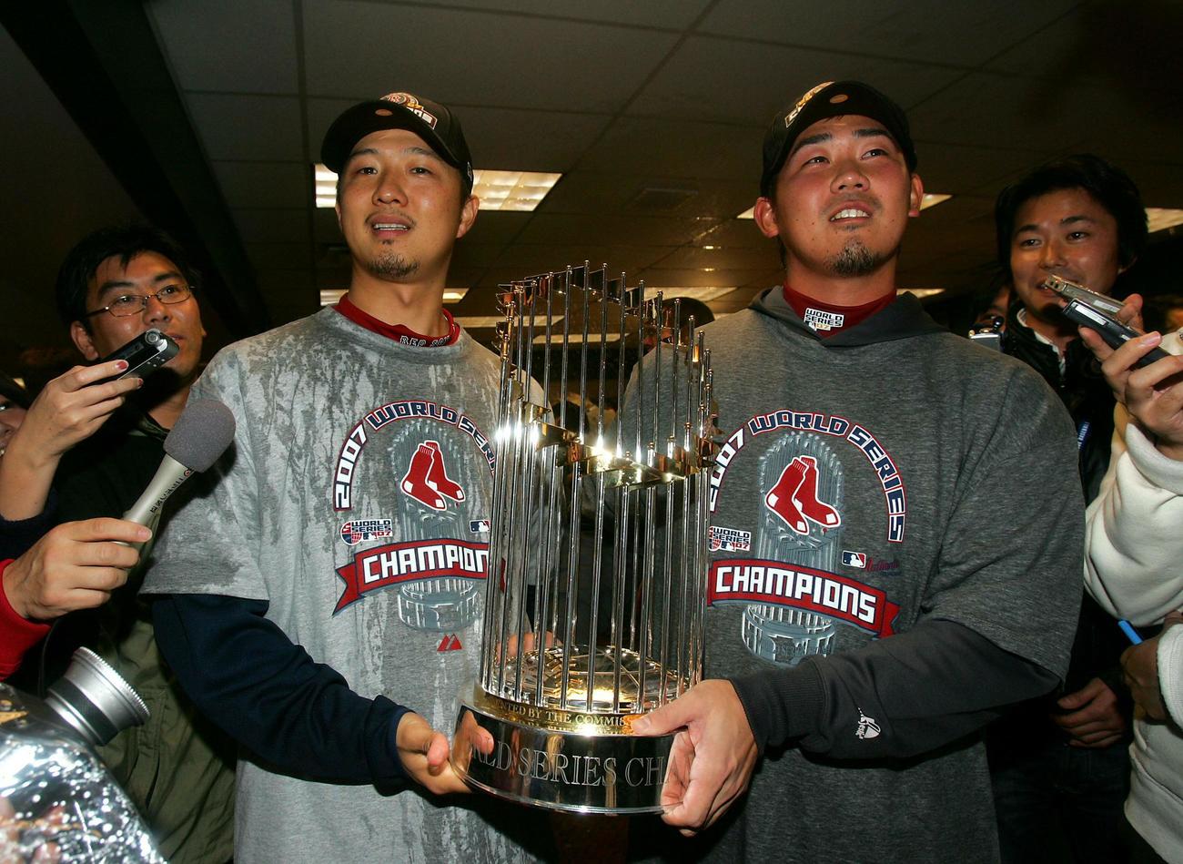 ワールドシリーズチャンピオントロフィーを手にする岡島秀樹(左)と松坂大輔　（2007年10月28日）　