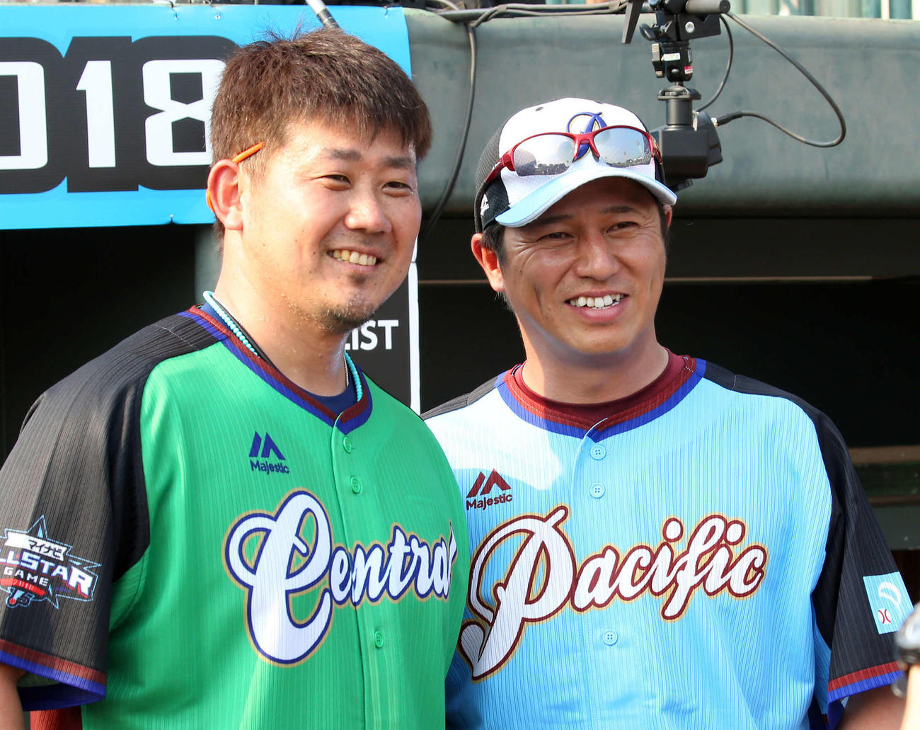 「マイナビオールスターゲーム2018」第2戦　全セ対全パ　試合前、記念撮影する全セの中日松坂大輔（左）と全パの楽天平石洋介監督代行（2018年7月14日）