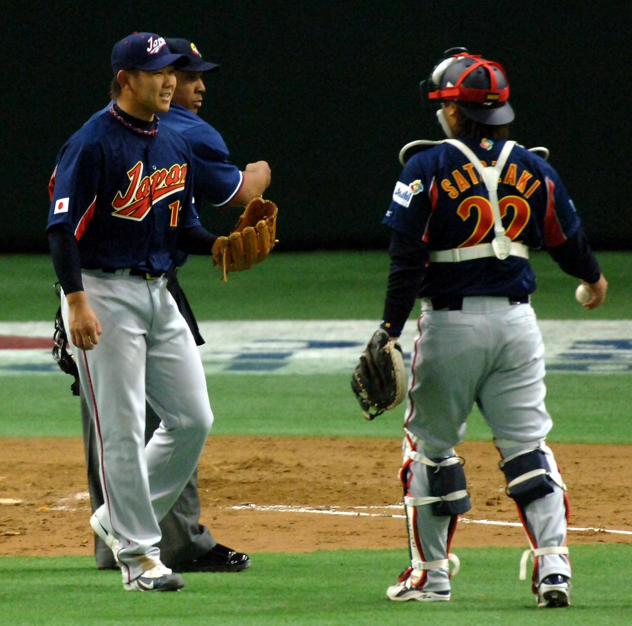 WBCの台湾戦でボークを取られ失点した松坂は里崎（右）に対して苦笑い（2006年3月）