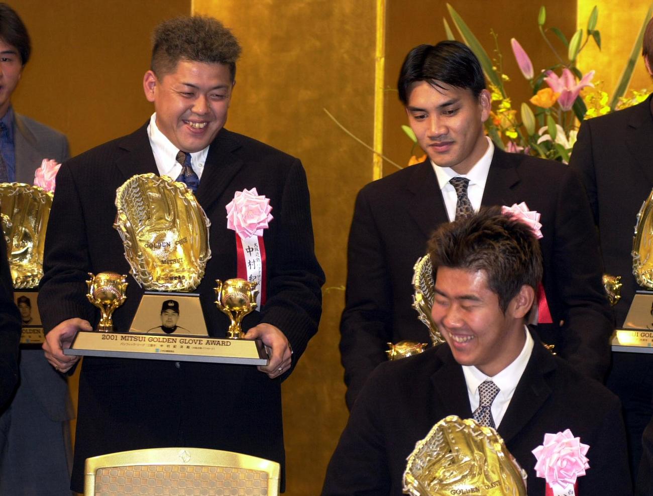 ゴールデングラブ賞を受賞し中村紀洋（左）は松坂大輔（右前）、井口資仁と笑顔で談笑（2001年12月11日撮影）