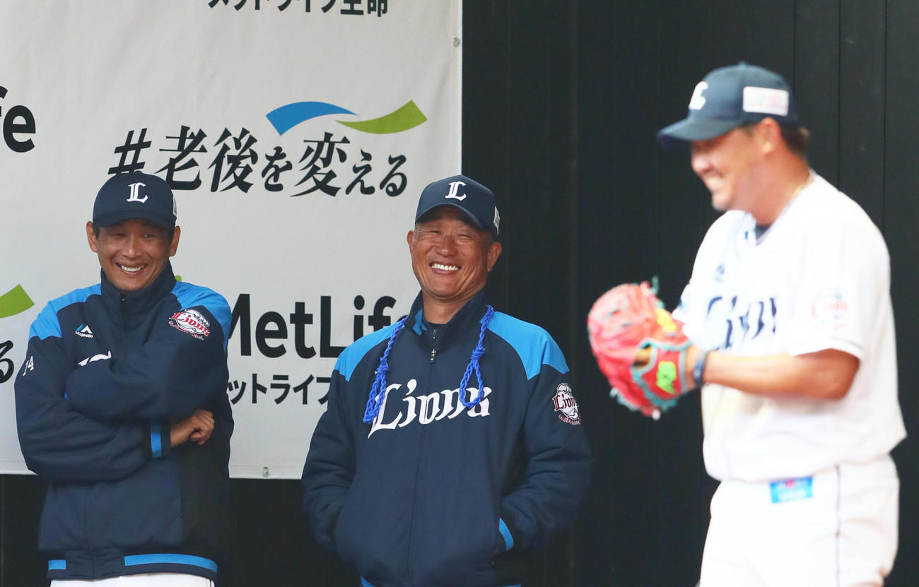 ブルペンの西武松坂（右）に笑顔で声をかける辻監督（中央）と西口コーチ（2020年2月13日撮影）