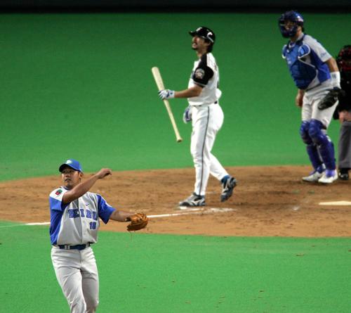 06年、松坂大輔は小笠原道大から空振り三振を奪い、マウンドで1回転する