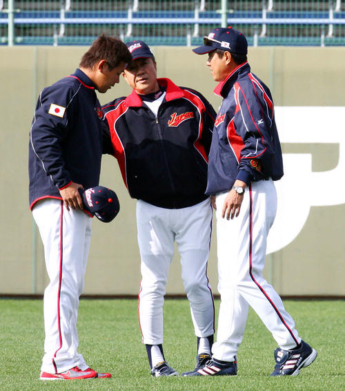 WBC日本代表候補合宿で練習開始前、原辰徳監督（右）にあいさつする松坂大輔（左）。中央は山田久志コーチ（09年2月）