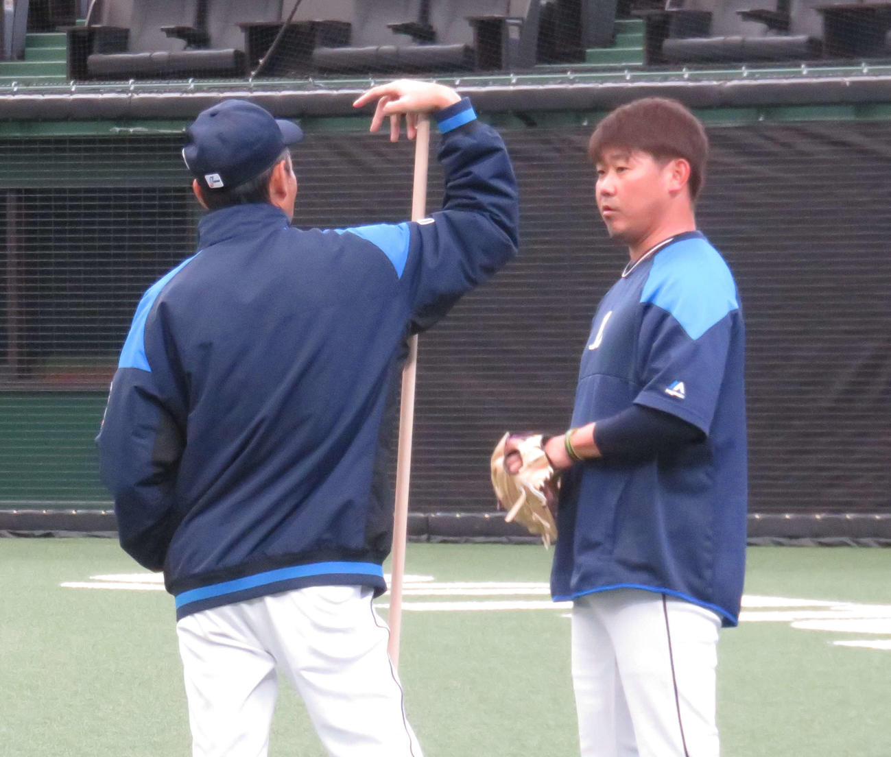 20年3月　西武西口投手コーチ（左）と話し込む松坂