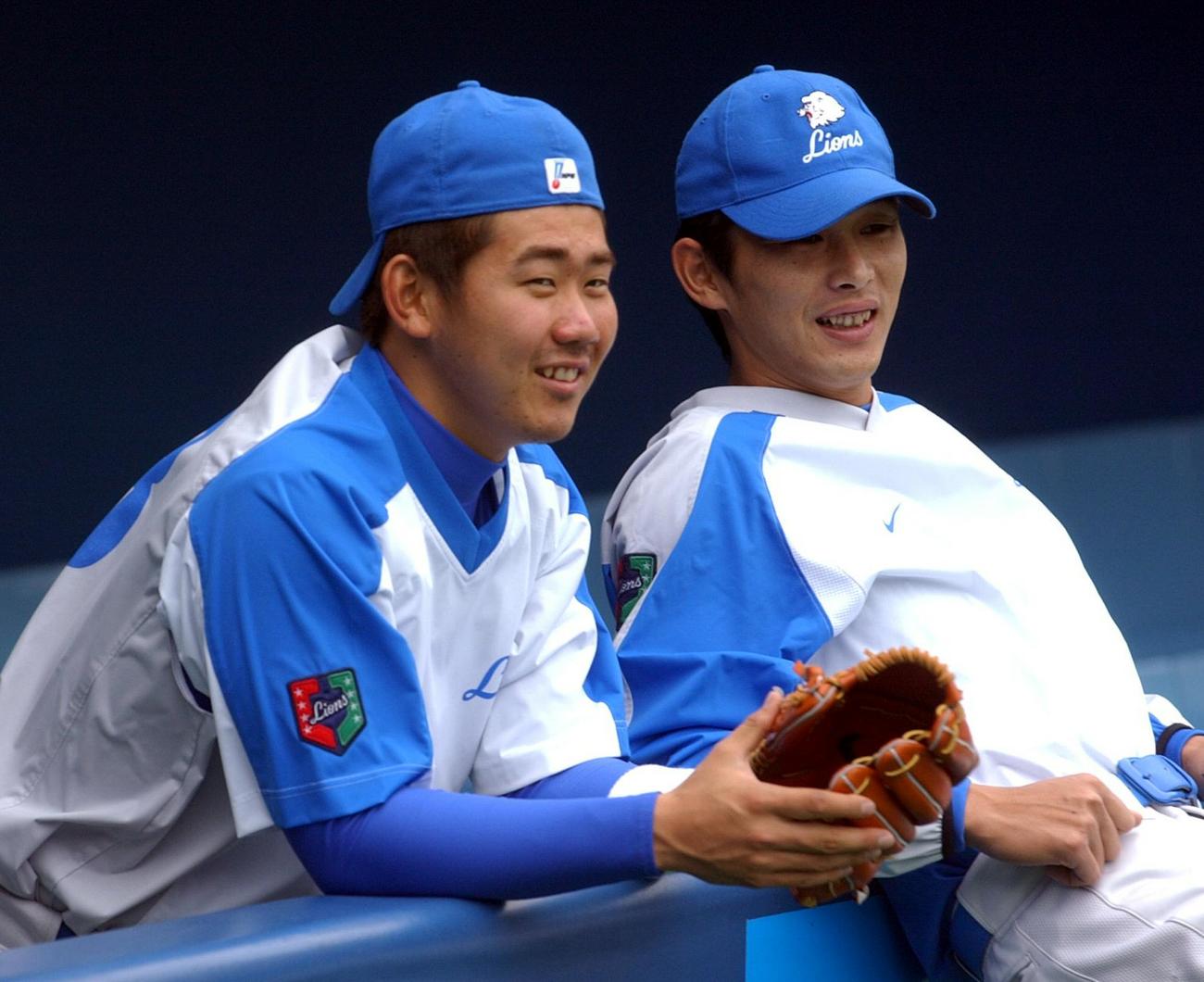 02年　松坂大輔（左）は西口文也と談笑する