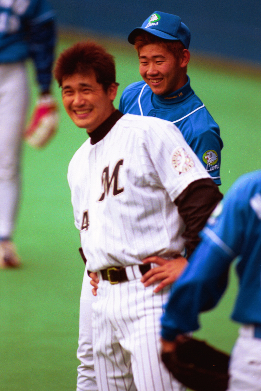 西武松坂大輔（右）とロッテ黒木知宏（2000年4月）